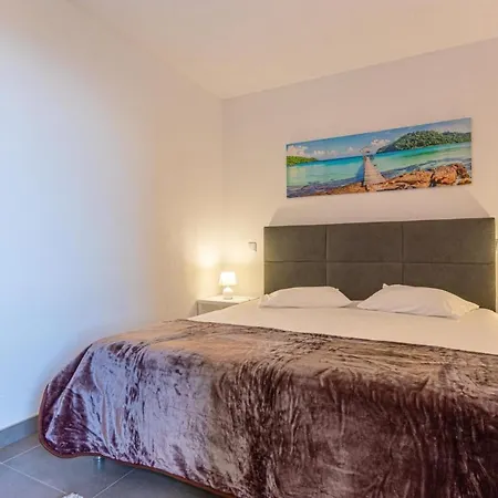 Flowers Island House 2 푼샬