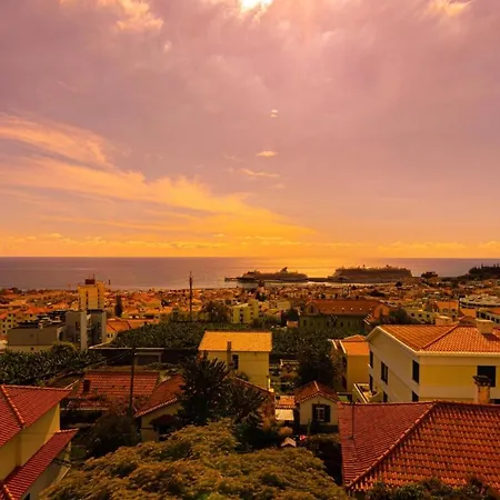 Flowers Island House 2 * Φουνκάλ