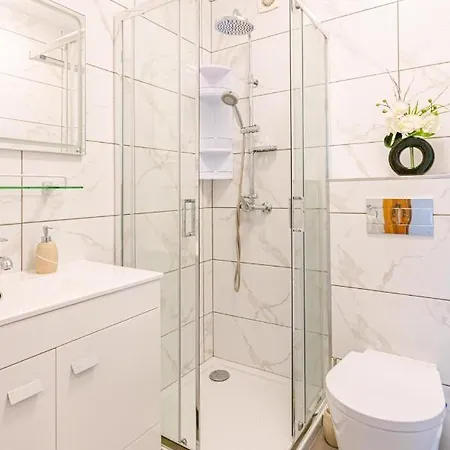 Flowers Island House 2 * Φουνκάλ