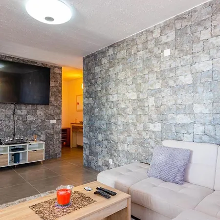 Flowers Island House 2 * Φουνκάλ