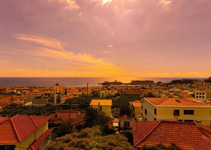 Flowers Island House 2 * פונשל