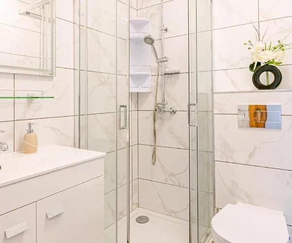 Flowers Island House 2 * פונשל