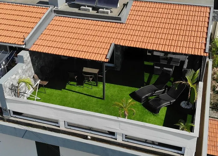 Flowers Island House 2 * פונשל